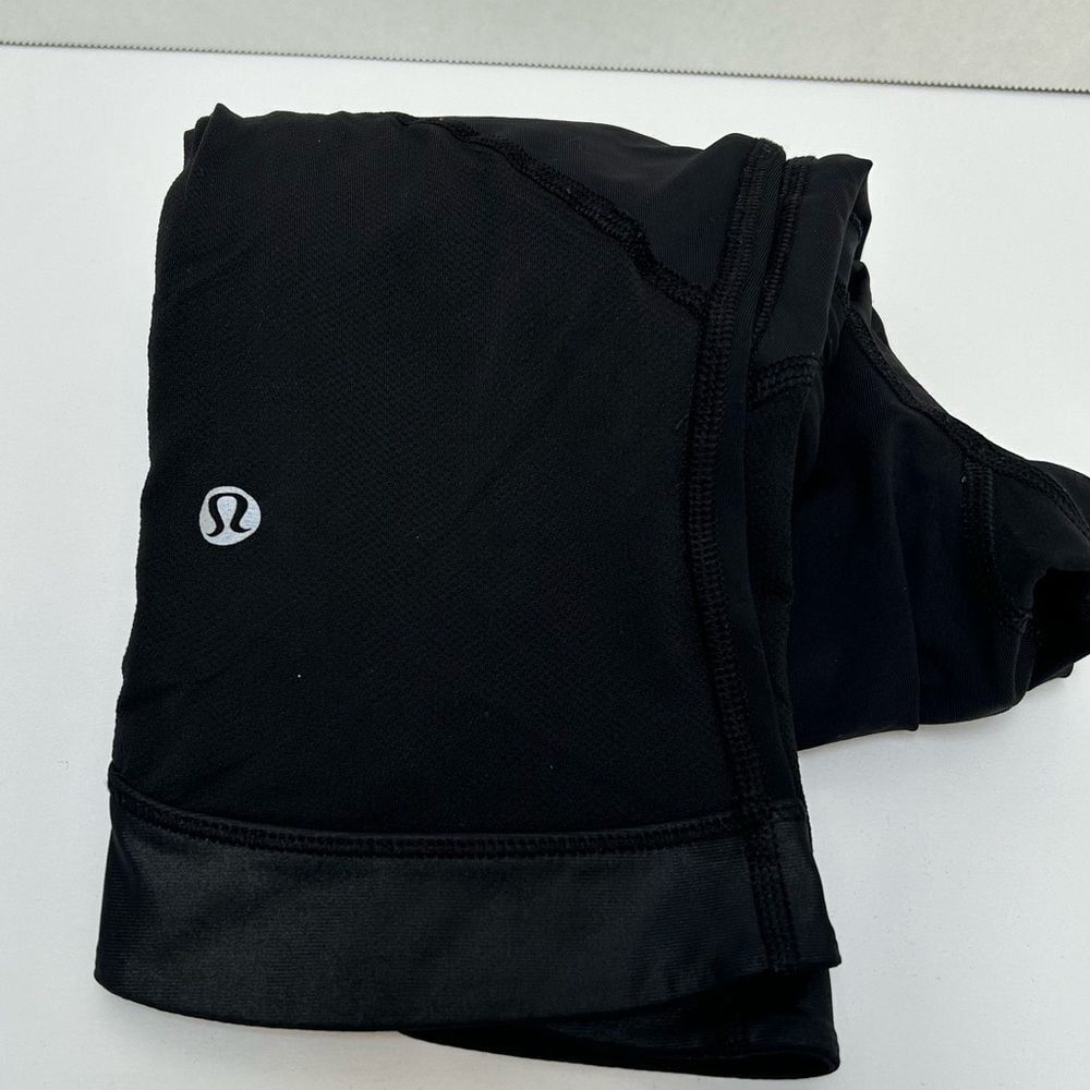 Lululemon Black Cropped Leggings Reflective Strip‎ Inseam 19 Inches size 4